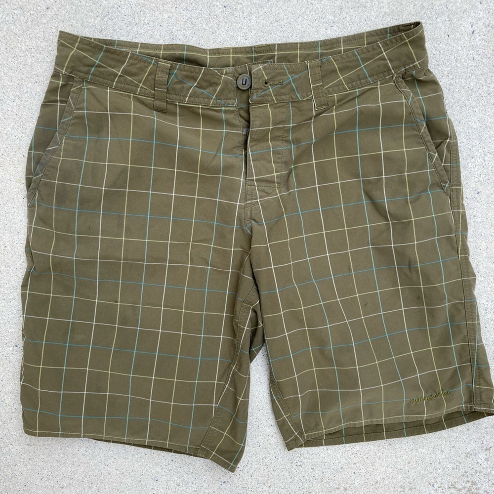 Men's Patagonia Green Striped Shorts 32‎ Pocket Zip Outdoor Hike Sun STAINED